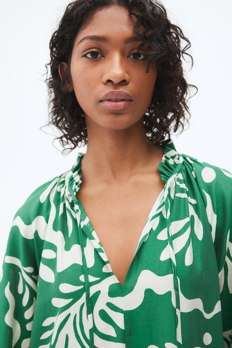 H&M Kleid Mit Volantkragen