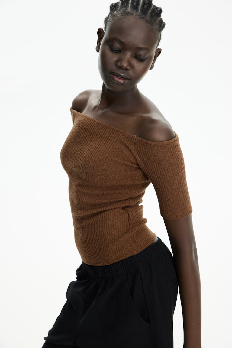 H&M Off-Shoulder-Shirt in Rippstrick