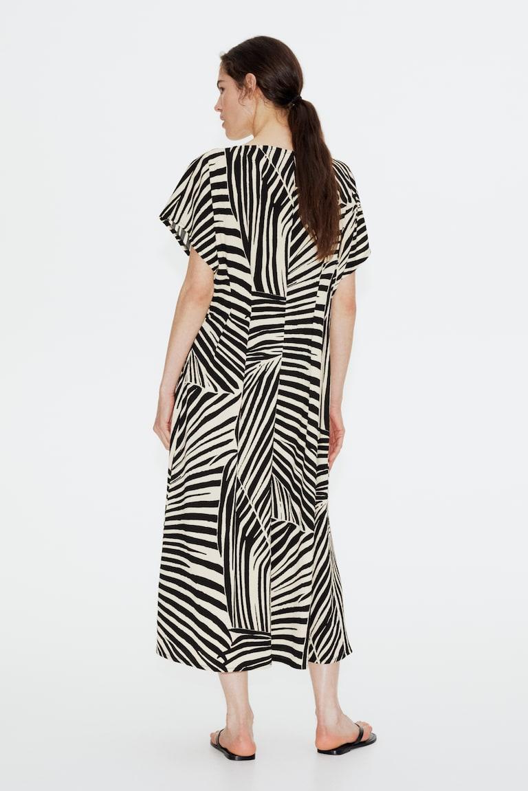 H&M Tailliertes Maxikleid