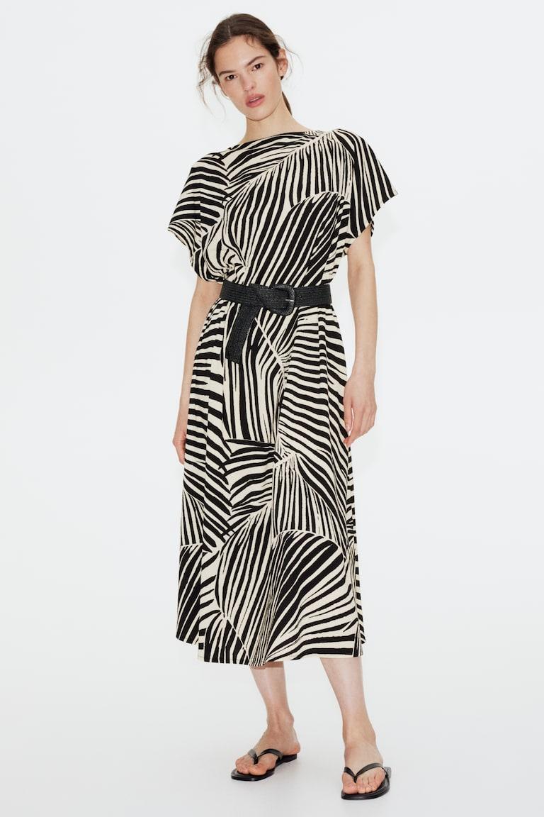 H&M Tailliertes Maxikleid