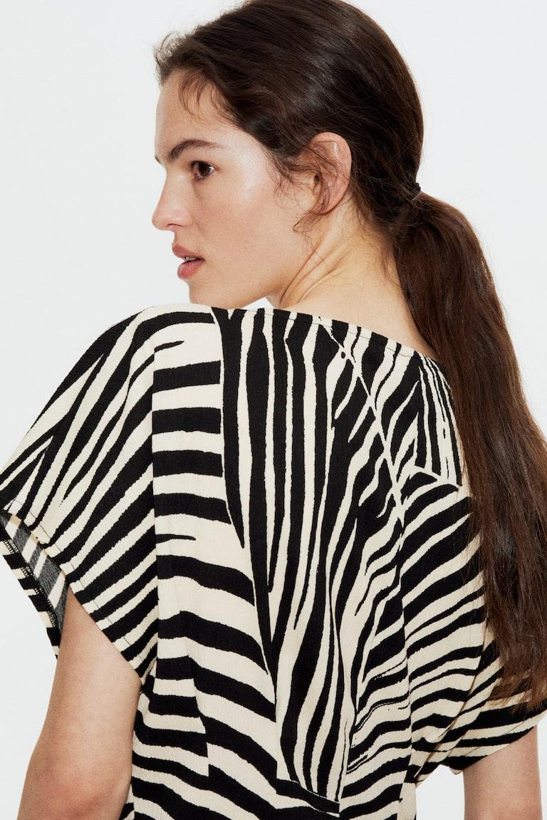 H&M Tailliertes Maxikleid