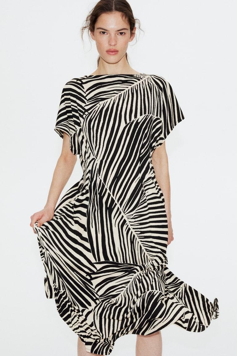 H&M Tailliertes Maxikleid