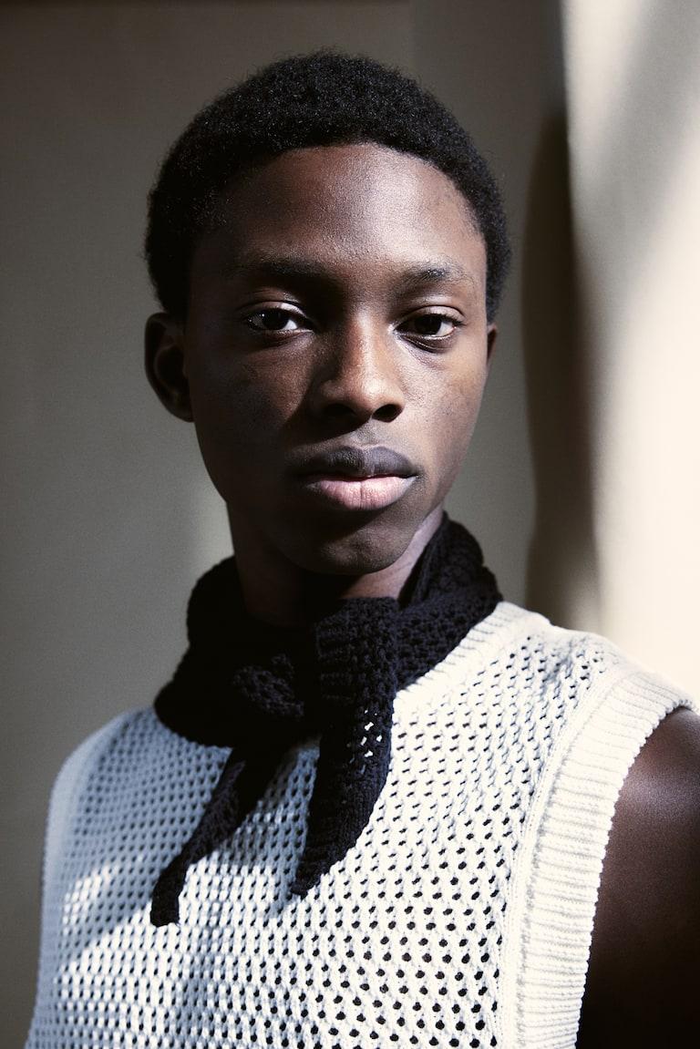 H&M Tuch in Pointellestrick