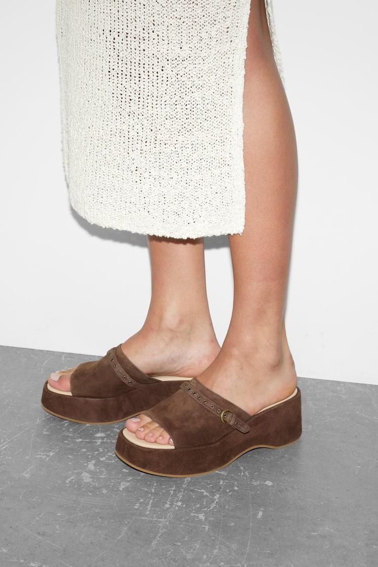 H&M Wildleder-Pantoletten mit Plateausohle