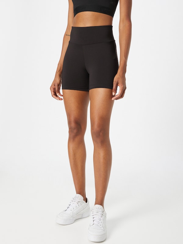 Urban Classics Urban Classics Skinny Shorts In Schwarz