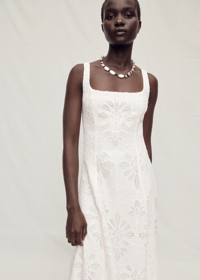 Mango Evasé-Kleid aus Leinen mit floraler Stickerei