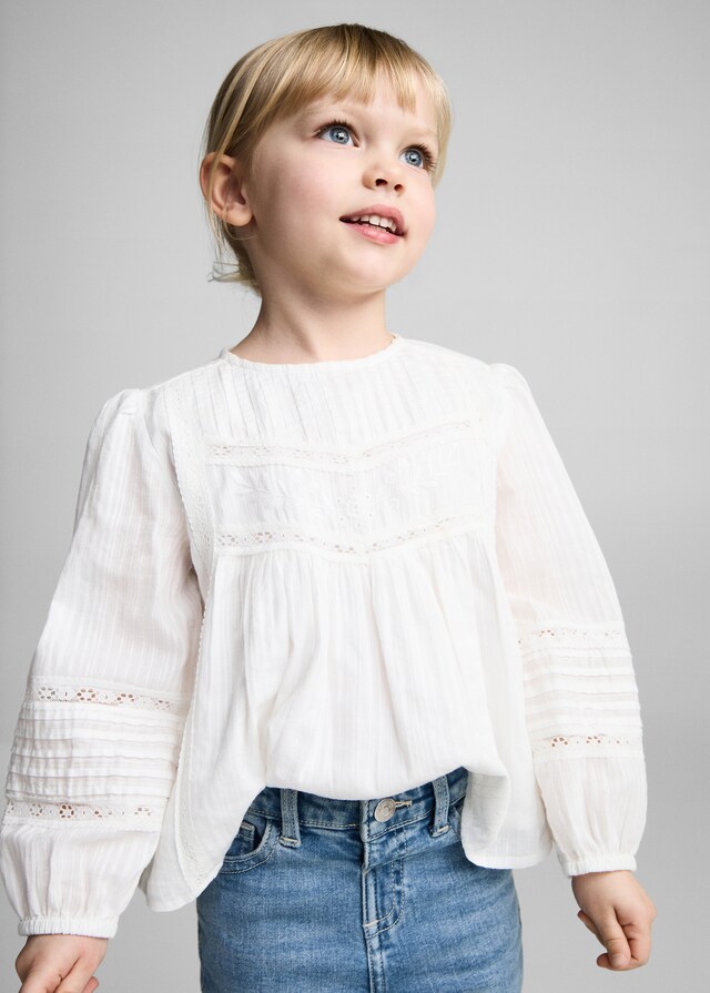 Mango Flared-Jeans mit ausgefranstem Saum