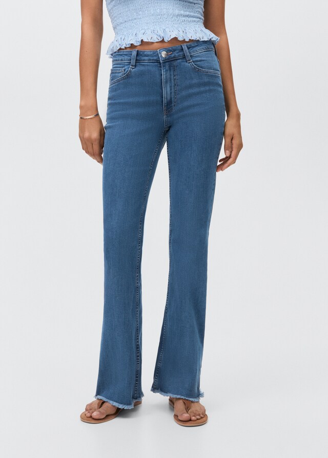 Mango Flared-Jeans mit ausgefranstem Saum
