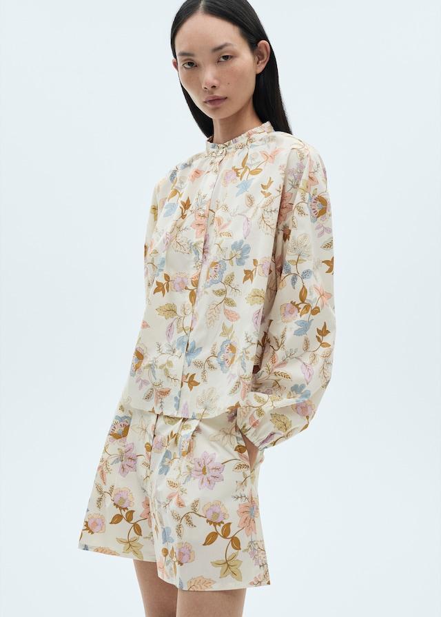 Mango Geblümte Bundfaltenshorts