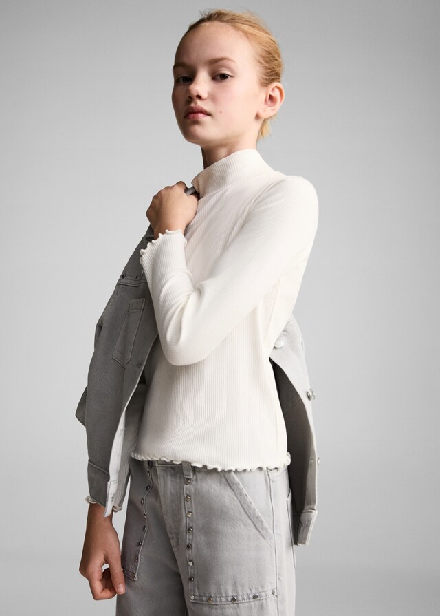 Mango Geripptes T-Shirt mit hohem Kragen