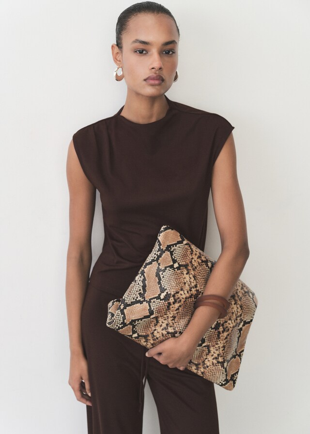 Mango T-Shirt mit asymmetrischem Ausschnitt und Raffdetails