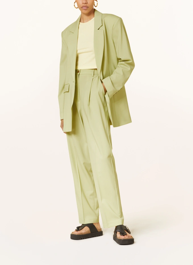 By Aylin Koenig By Aylin Koenig Hose