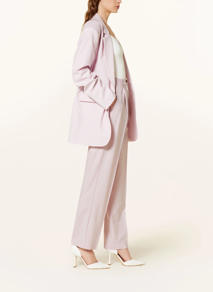 By Aylin Koenig By Aylin Koenig Hose