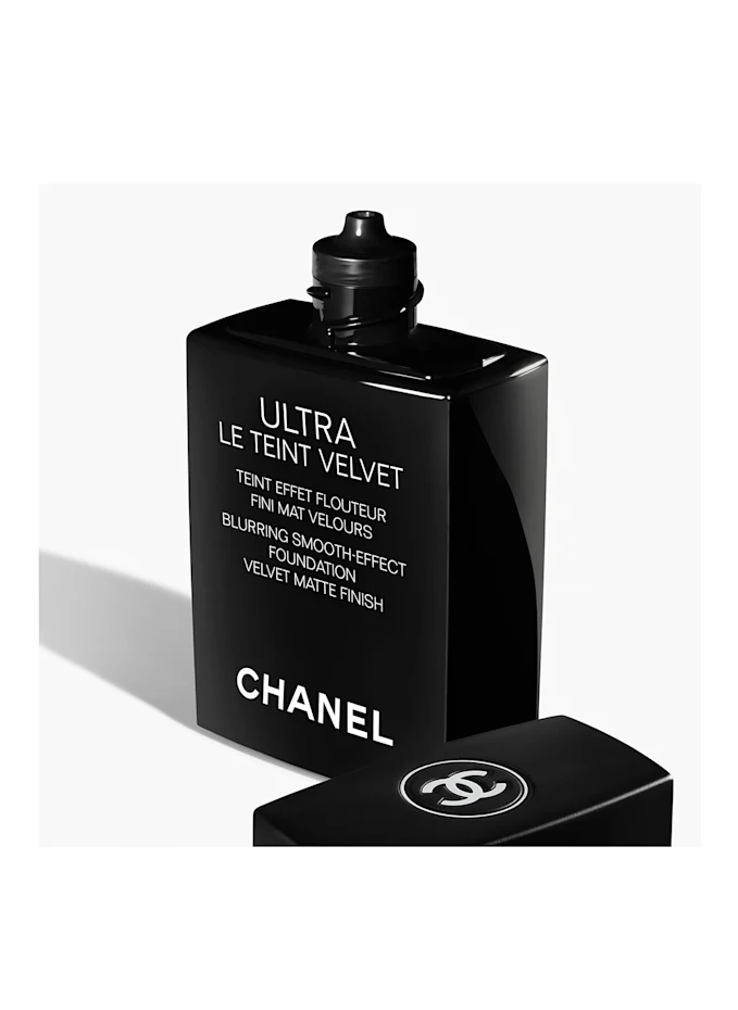 CHANEL CHANEL ULTRA LE TEINT VELVETFoundation Mit Weichzeichnereffekt. Samtig-mattes Finish