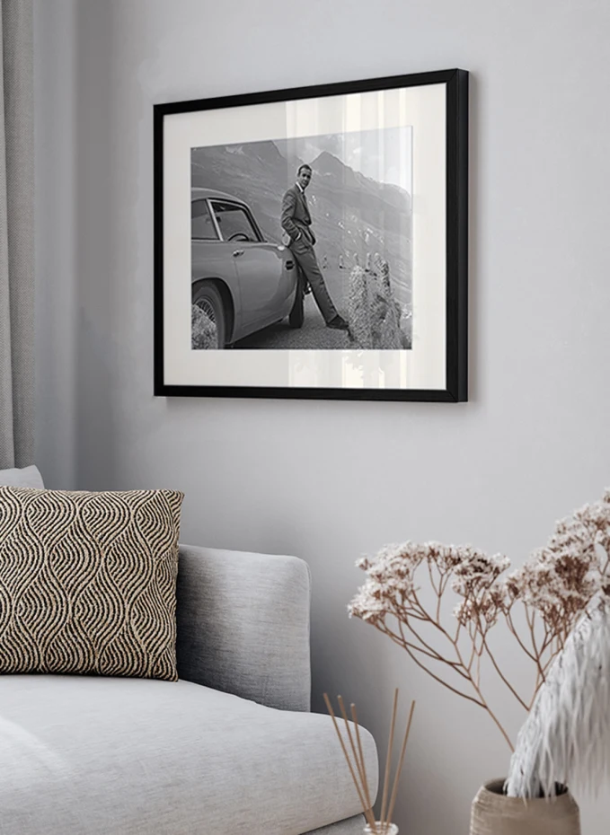 JACOB BADEN JACOB BADEN Wandbild SEAN CONNERY AM SET VON GOLDFINGER Mit Rahmen