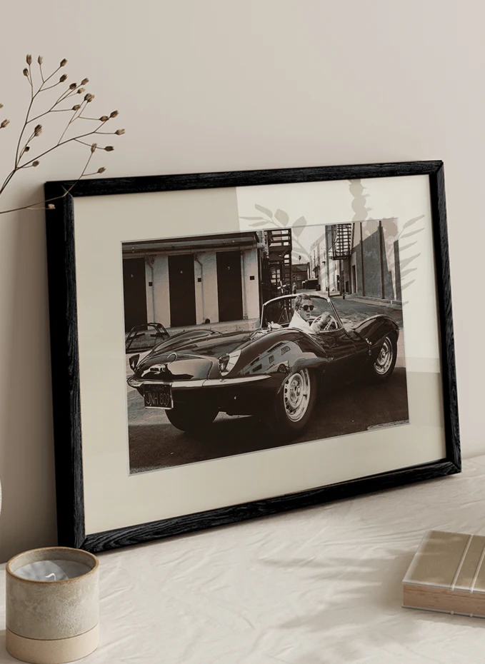 JACOB BADEN JACOB BADEN Wandbild STEVE MCQUEEN IN SEINEM JAGUAR Mit Rahmen