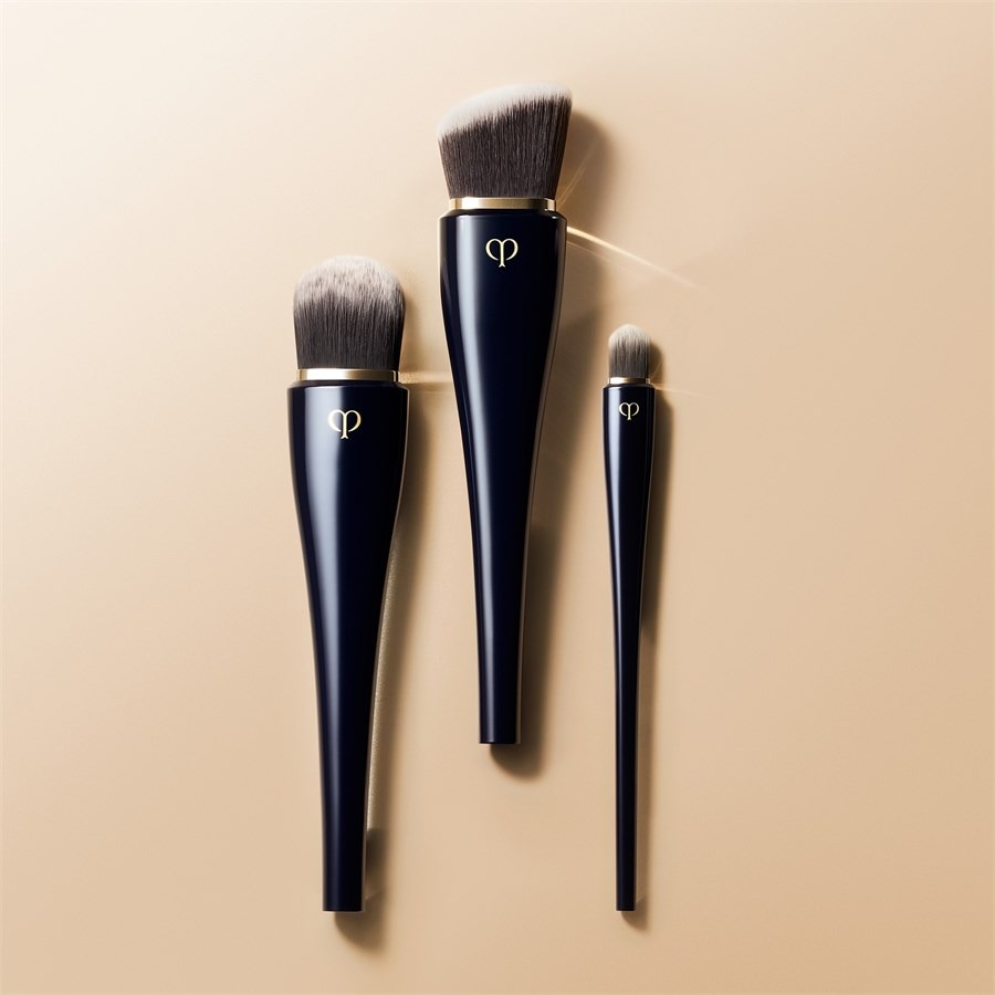 Accessoires Light Coverage Foundation Brush Von Clé De Peau Beauté