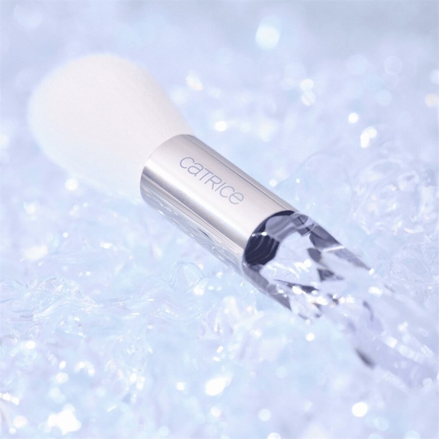 ARCTIC ILLUSION Highlighter Brush Von Catrice