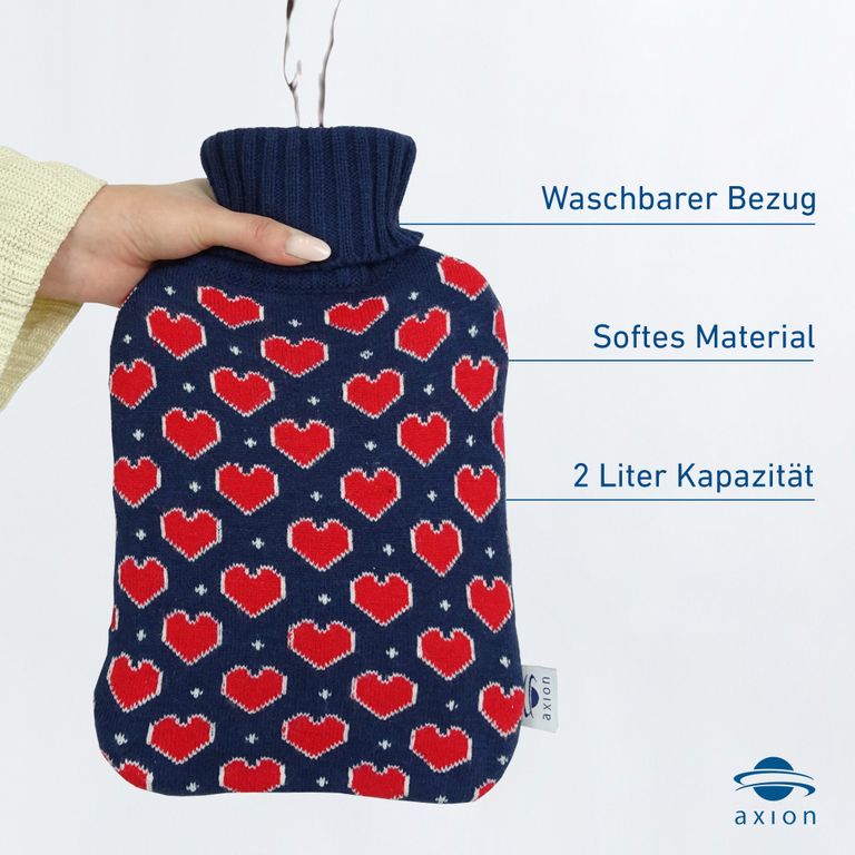 Shopapotheke Axion® Wärmflasche Mit Bezug – In Blauem Strick Mit Herzen (33x20 Cm)
