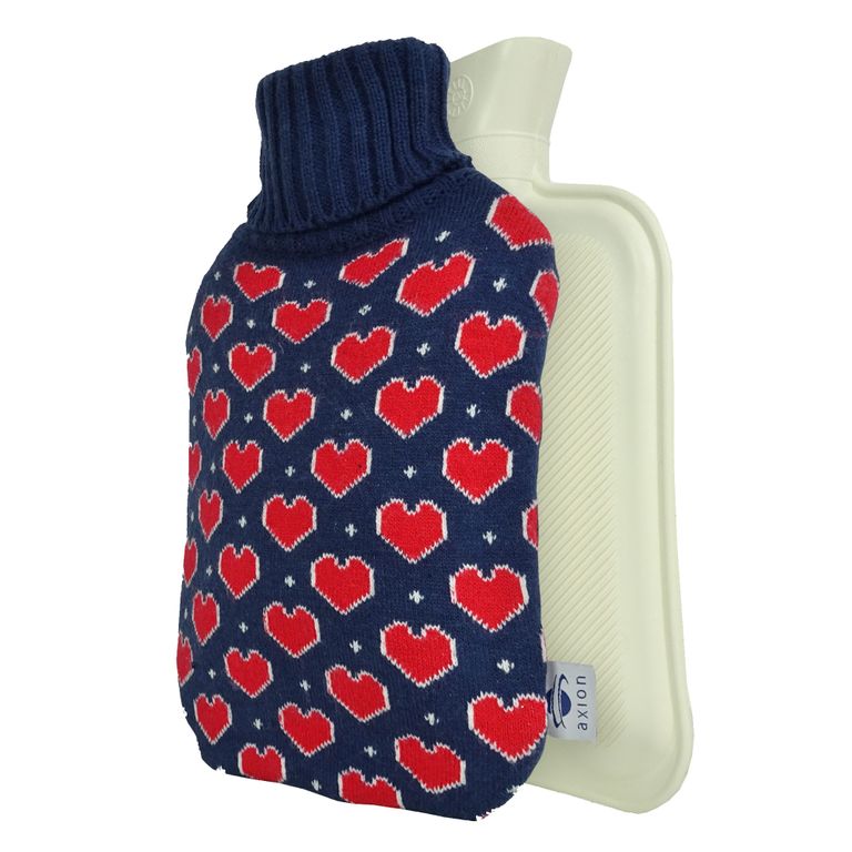 shopapotheke axion® Wärmflasche mit Bezug – in blauem Strick mit Herzen (33x20 cm)