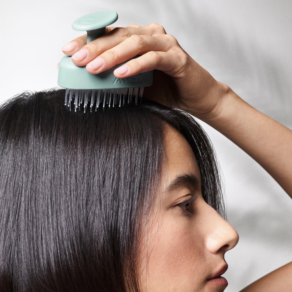 Lookfantastic Aveda Kopfhaut Solutions Stimulierendes Kopfhautmassagegerät