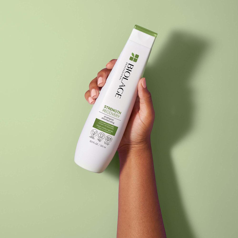 Lookfantastic Biolage Professional Strength Recovery Veganes Reinigungsshampoo Mit Squalan Für Geschädigtes Haar 250 ml