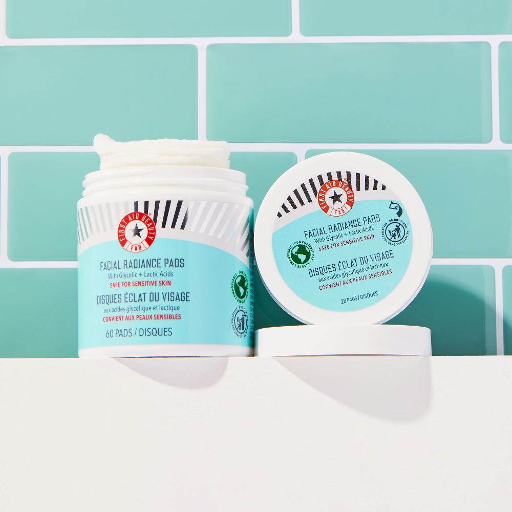 Lookfantastic First Aid Beauty Pads Für Ein Strahlendes Gesicht Mit Glykol- Und Milchsäure Reisegröße