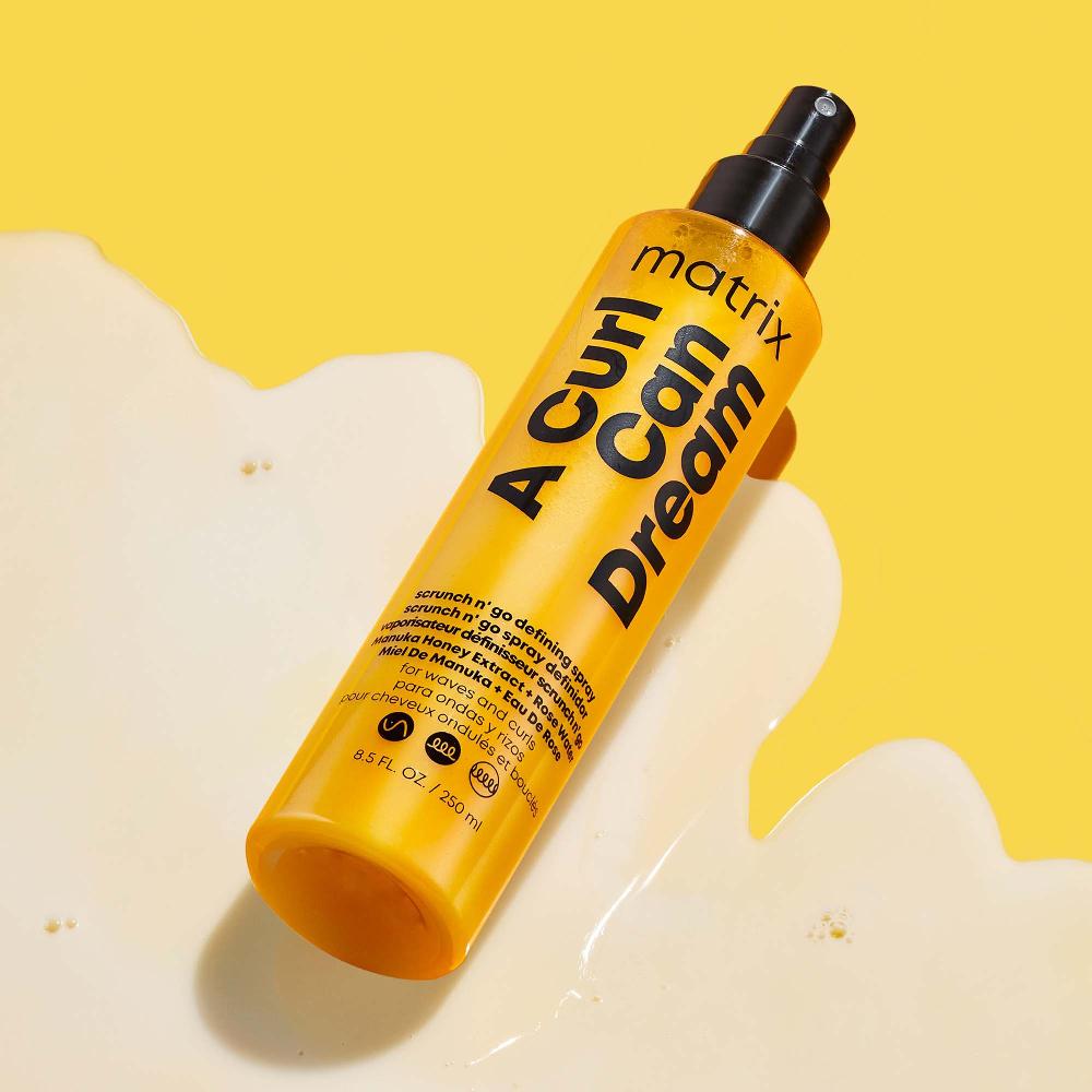 Lookfantastic Matrix A Curl Can Dream Scrunch 'N' Go Definierendes Spray Mit 230°C Hitzeschutz Für Definierte Wellen Und Locken 150 Ml