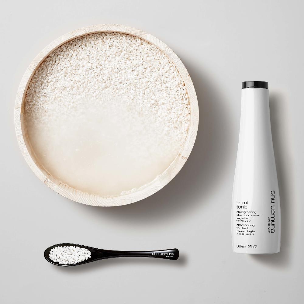Lookfantastic Shu Uemura Izumi Tonic Stärkendes Shampoo Mit Reiswasser Für Brüchiges Haar 300 Ml