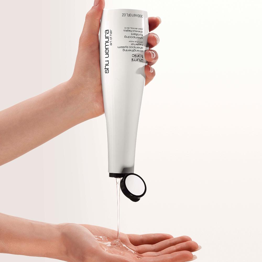 Lookfantastic Shu Uemura Izumi Tonic Stärkendes Shampoo Mit Reiswasser Für Brüchiges Haar 300 Ml