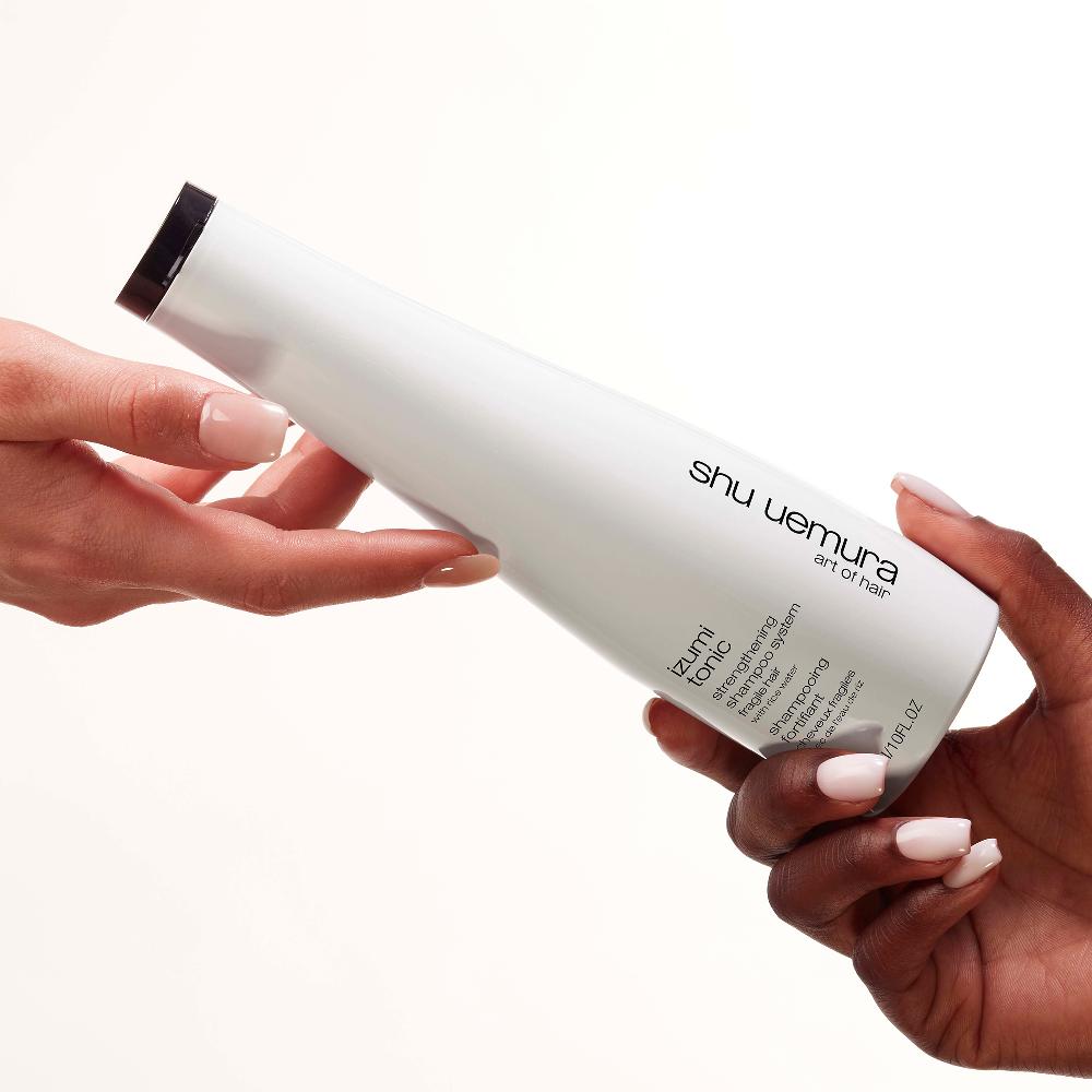 Lookfantastic Shu Uemura Izumi Tonic Stärkendes Shampoo Mit Reiswasser Für Brüchiges Haar 300 Ml