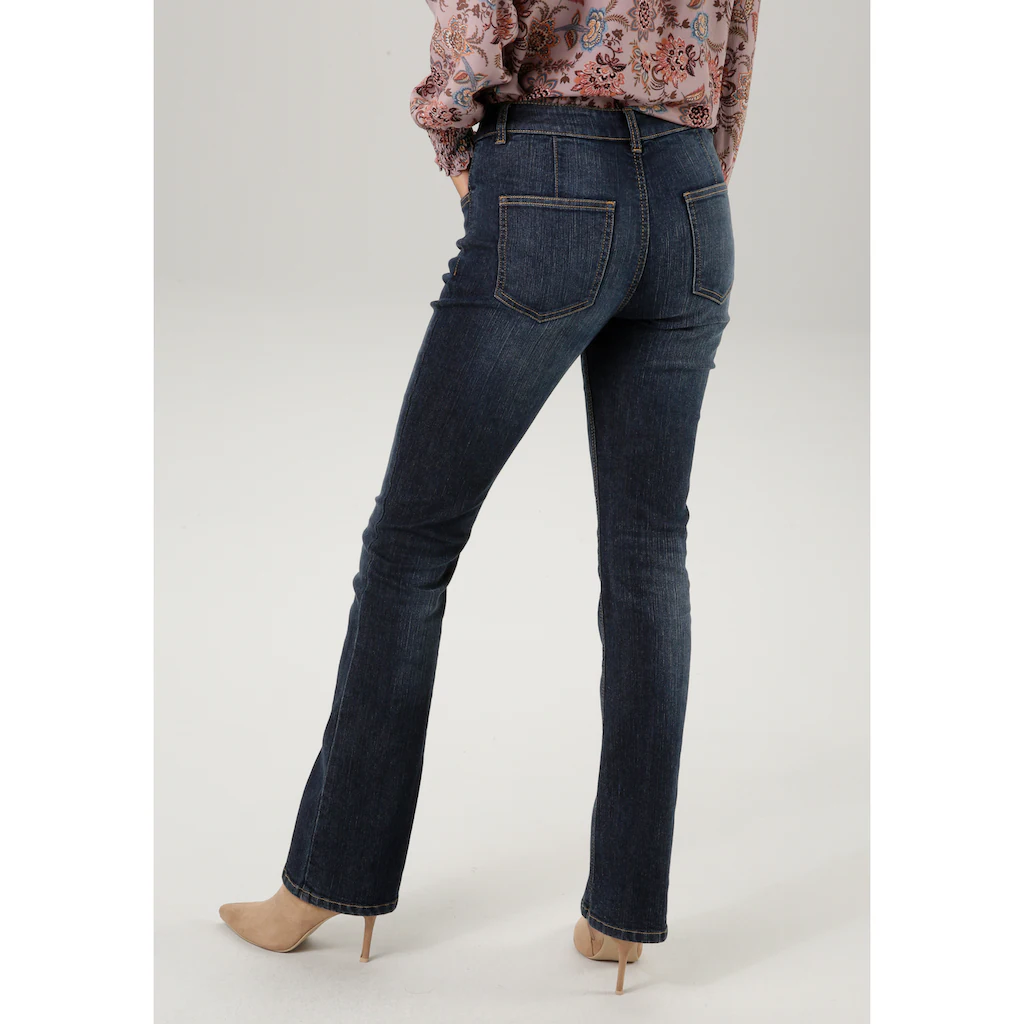 Aniston CASUAL Bootcut-Jeans Mit Dekorativem Knopfverschluss