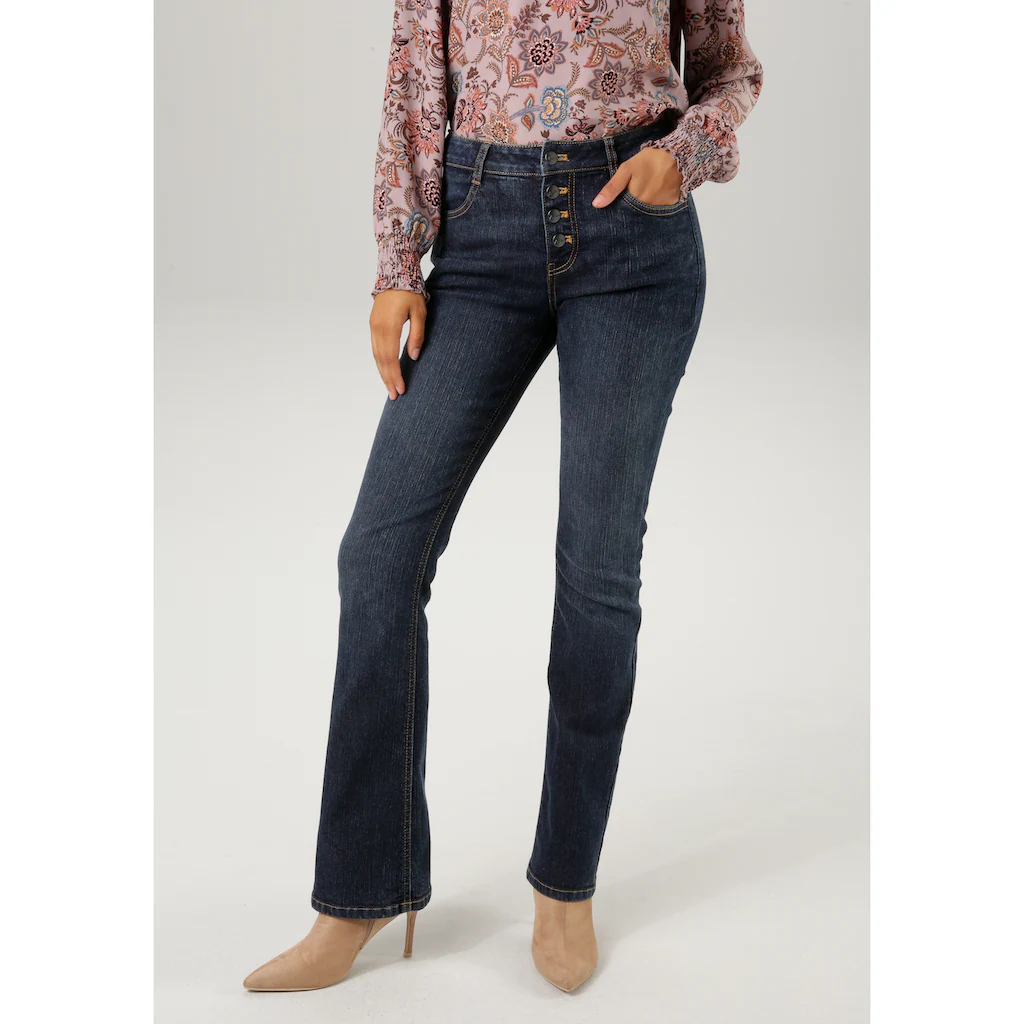 Aniston CASUAL Bootcut-Jeans mit dekorativem Knopfverschluss