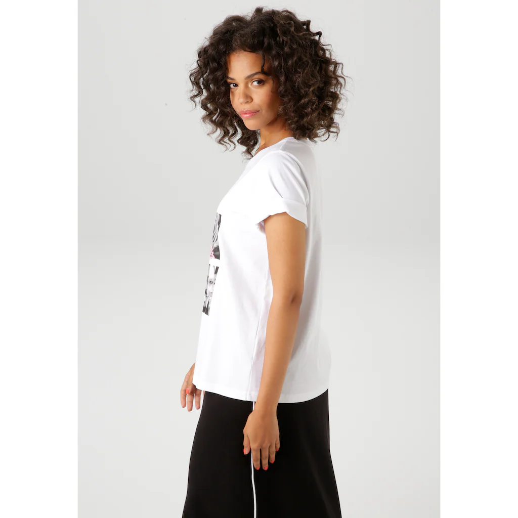 Aniston CASUAL T-Shirt Mit Rose Verzierter Diversity-Frontprint - NEUE KOLLEKTION