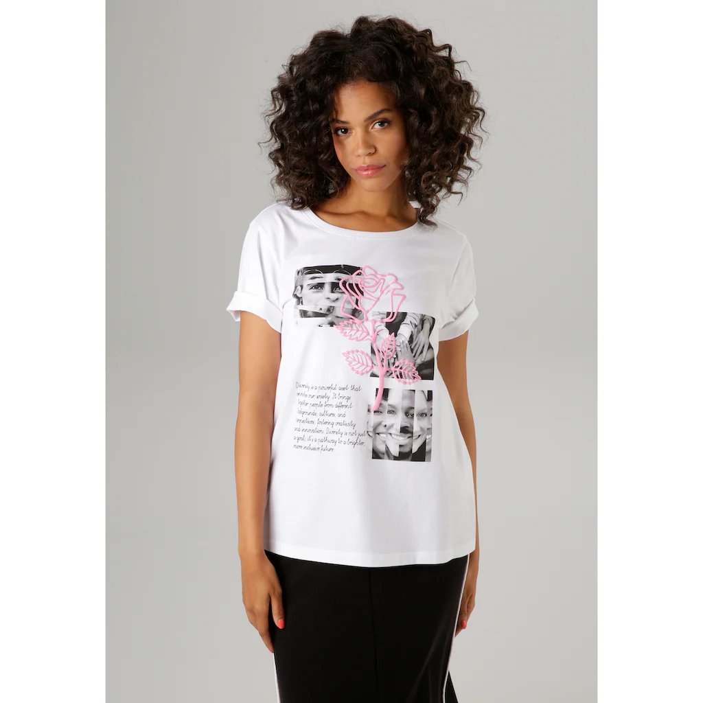 Aniston CASUAL T-Shirt mit Rose verzierter Diversity-Frontprint - NEUE KOLLEKTION