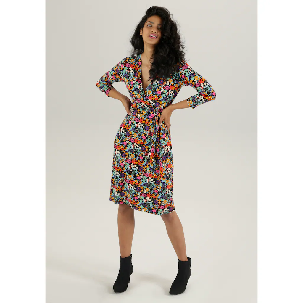 Aniston SELECTED Jerseykleid Mit Fröhlichem Blumendruck Und Femininem Ausschnitt