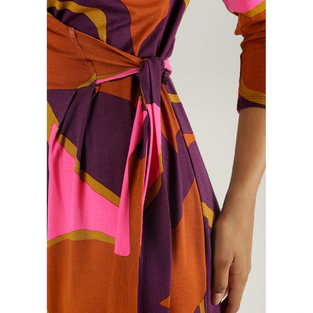 Aniston SELECTED Jerseykleid Mit Verführerischem Ausschnitt Und Trendy Druck