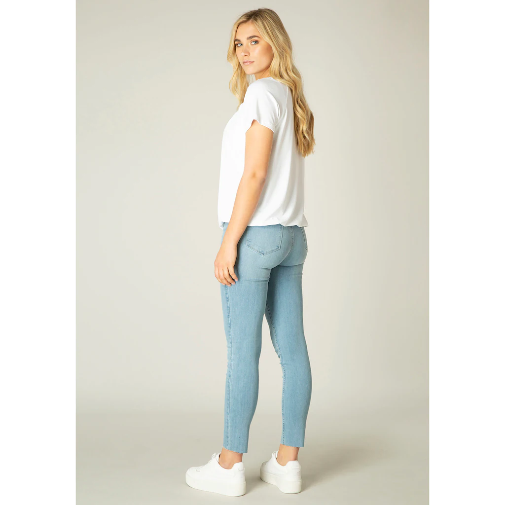 Base Level T-Shirt »Yona« Mit Raffung Am Ausschnitt Und Elastischem Bund