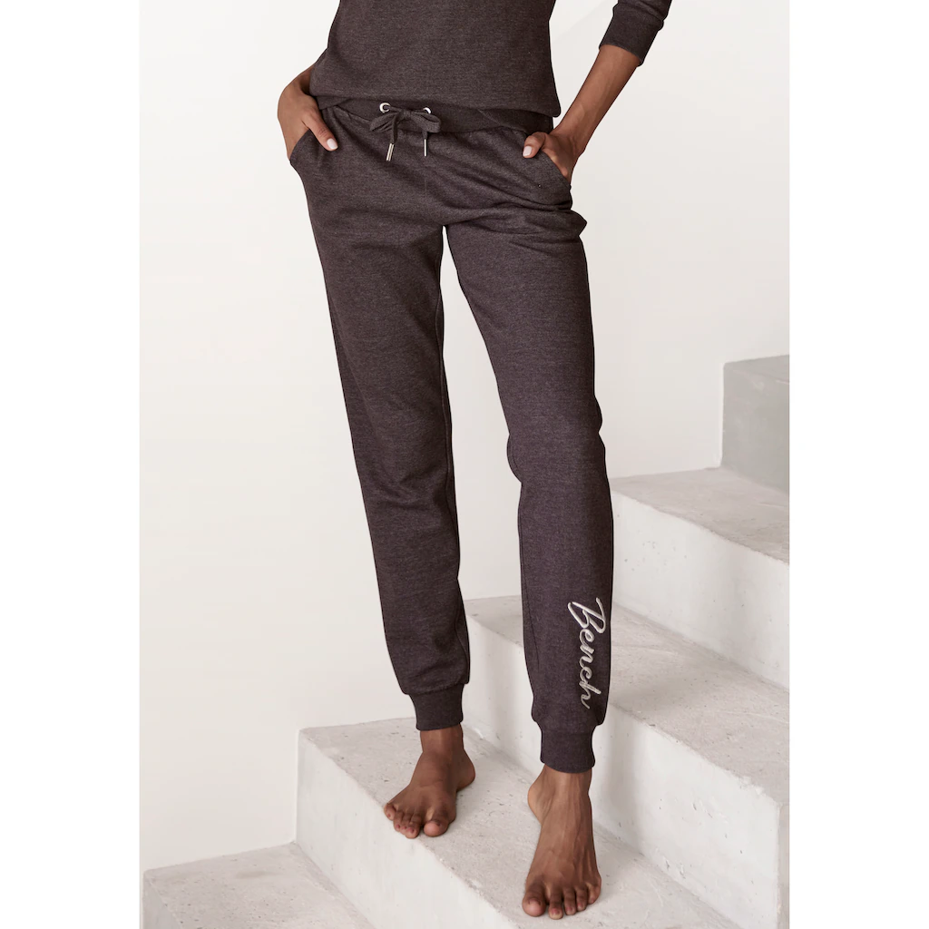 Bench. Loungewear Relaxhose mit glänzender Logostickerei Loungewear Loungeanzug