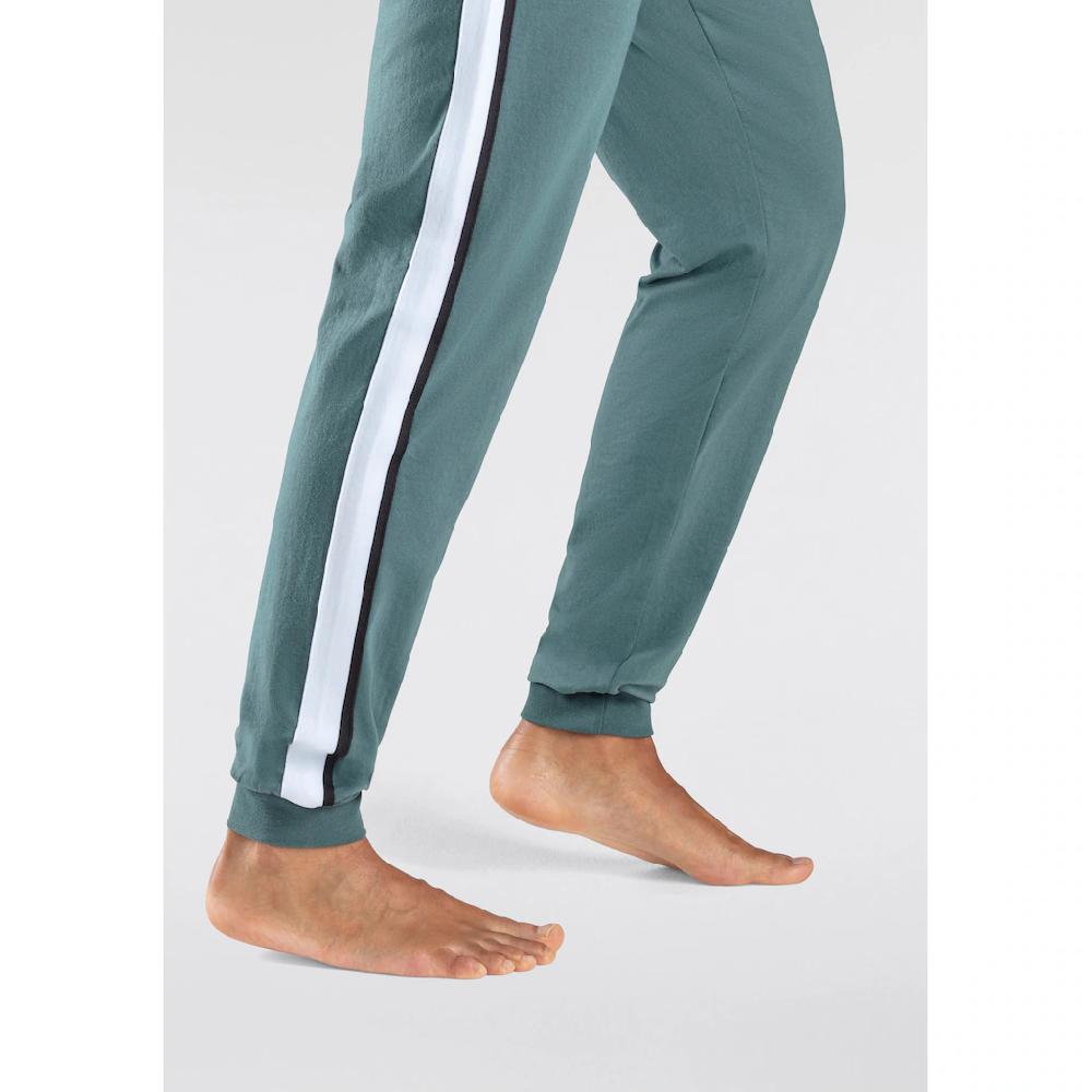 Bench. Loungewear Sweathose Mit Aufgesetzten Streifen An Der Seite Und Logodruck ▷ Für