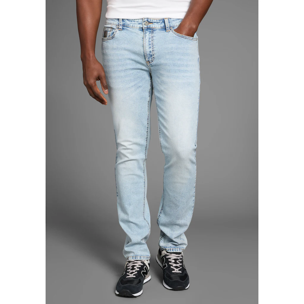 Bruno Banani Straight-Jeans »Hutch« gerade Beinform teilweise mit modischen Destroyed-Effekten ▷ für
