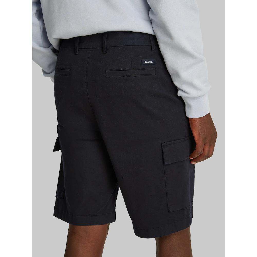 Calvin Klein Cargoshorts »MODERN TWILL CARGO SHORT« Mit Logo-Patch