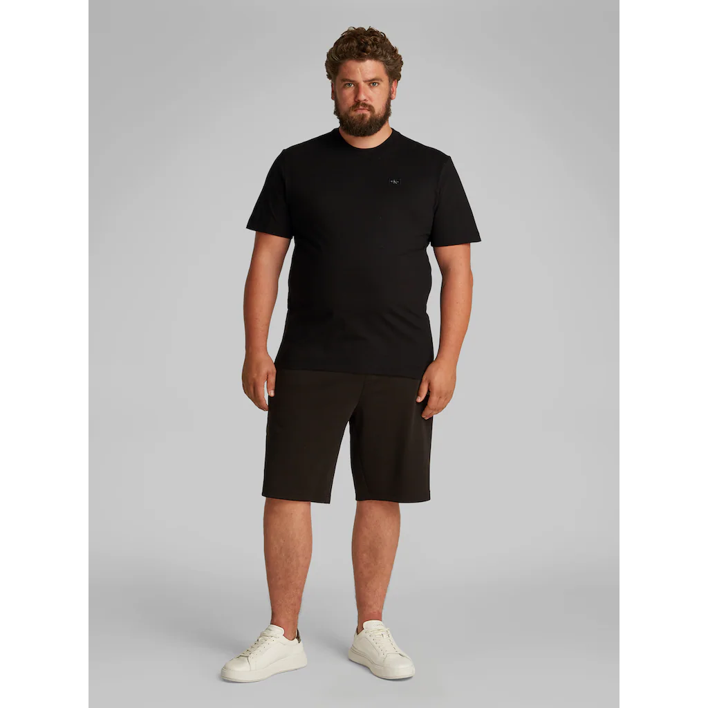 Calvin Klein Jeans Plus T-Shirt »PLUS WOVEN LABEL REGULAR TEE« In Großen Größen Mit Kleinem Logo-Patch ▷ Kaufen