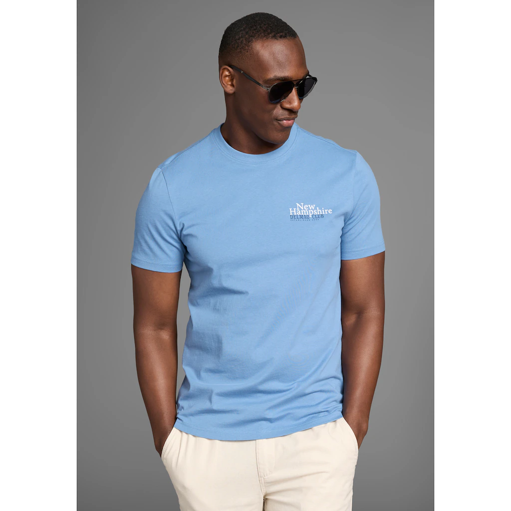 DELMAO T-Shirt mit dezentem Logo-Schriftzug im Club-Design