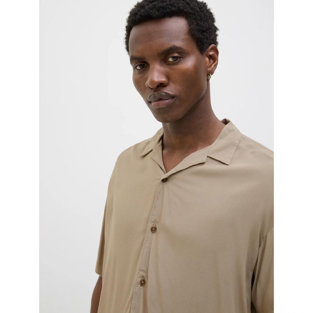 Jack & Jones Kurzarmhemd »JJEJEFF SOLID RESORT SHIRT S/S SN« Mit Resort Kragen