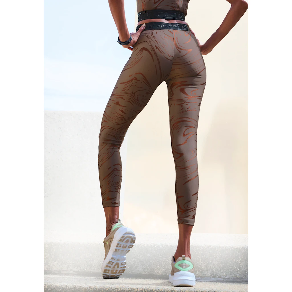 LASCANA ACTIVE Funktionsleggings Sportleggings mit glänzendem Print und 3D Schriftzug