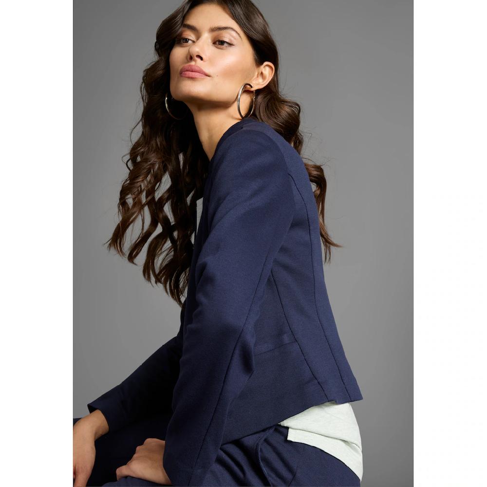 Laura Scott Kurzblazer Im Sportiven Look