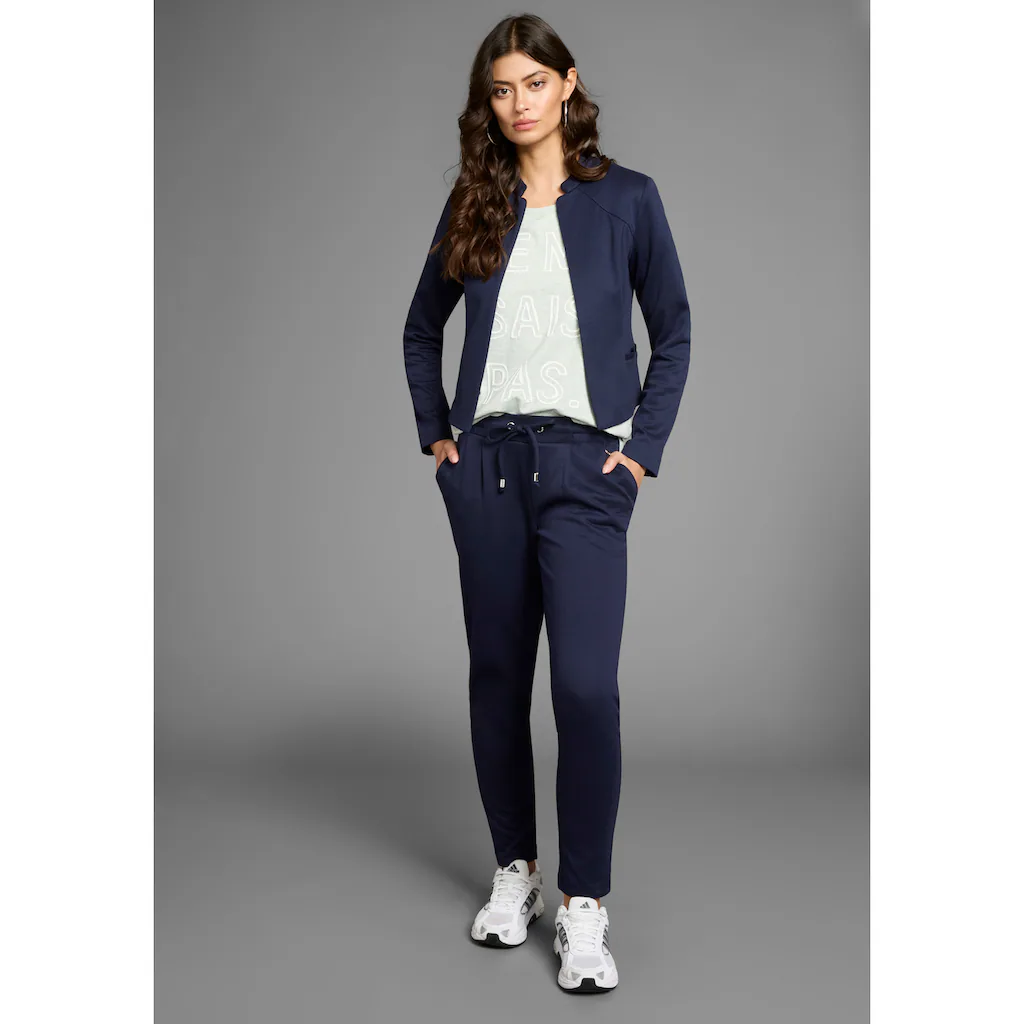 Laura Scott Kurzblazer Im Sportiven Look