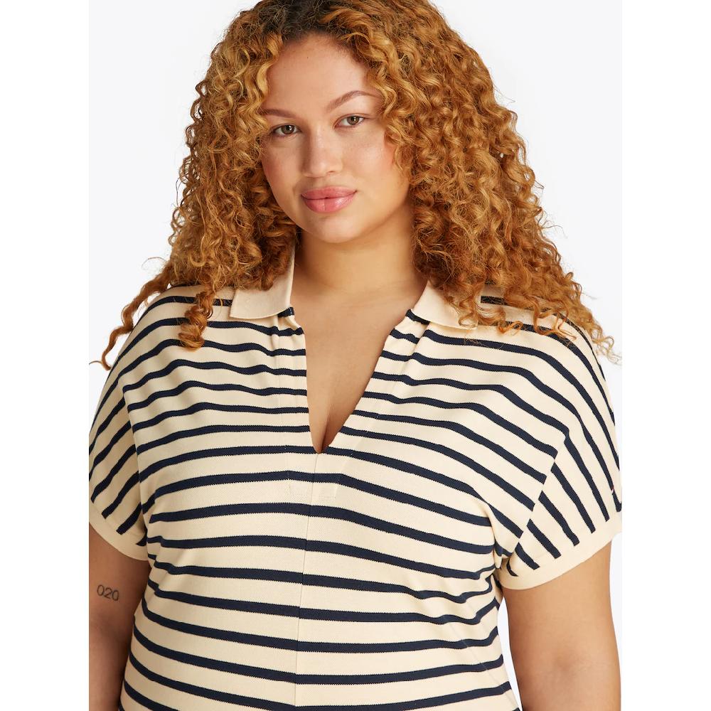 Tommy Hilfiger Curve Midikleid »CRV LYOCELL OPEN-NK MIDI DRESS« In Großen Größen Logostickerei V-Ausschnitt