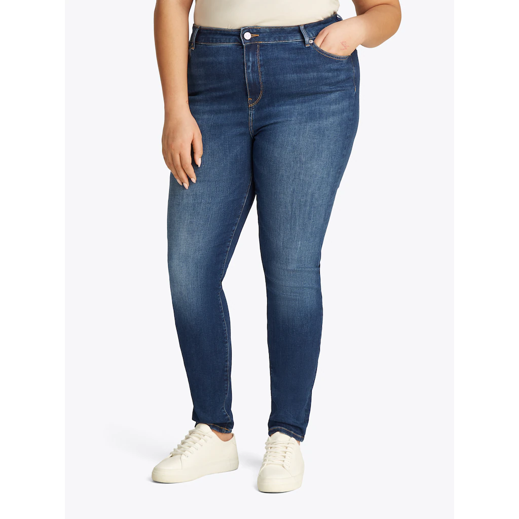 Tommy Hilfiger Curve Skinny-fit-Jeans »CRV HARLEM SKINNY RW NEW DOREEN« in Großen Größen Tommy Jeans Logo-Badge stoned wash Optik